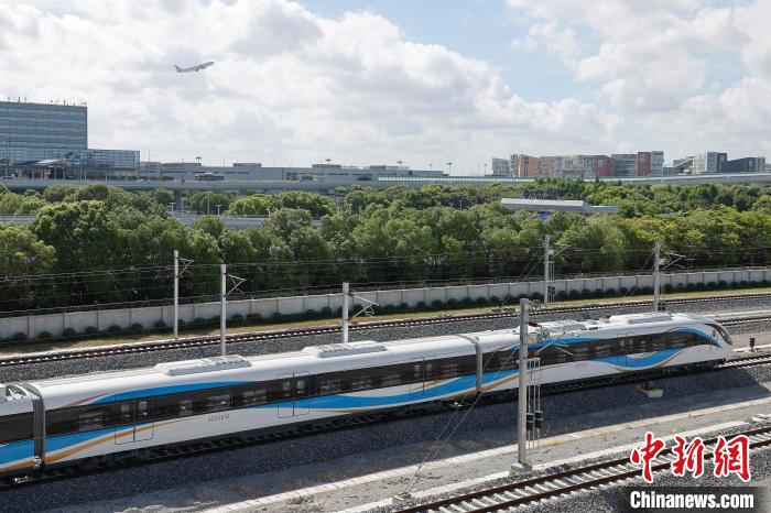 列車の試運転が実施された上?？崭圻B絡(luò)線（7月24日撮影?殷立勤）。