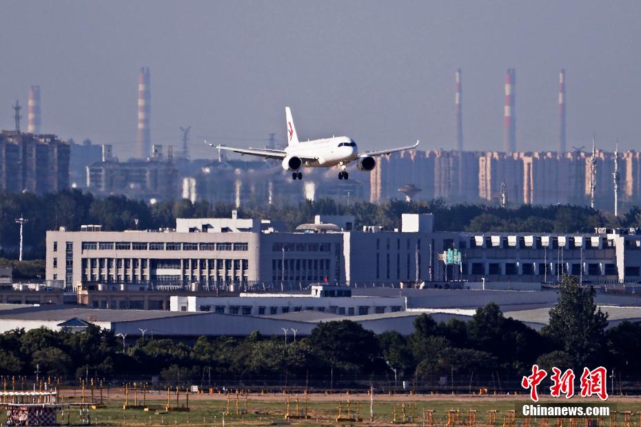 「MU9006」便としてフェリーフライトし、上海虹橋國際空港に到著した機(jī)體登録番號B-919Hの國産大型旅客機(jī)「C919」（撮影?殷立勤）。