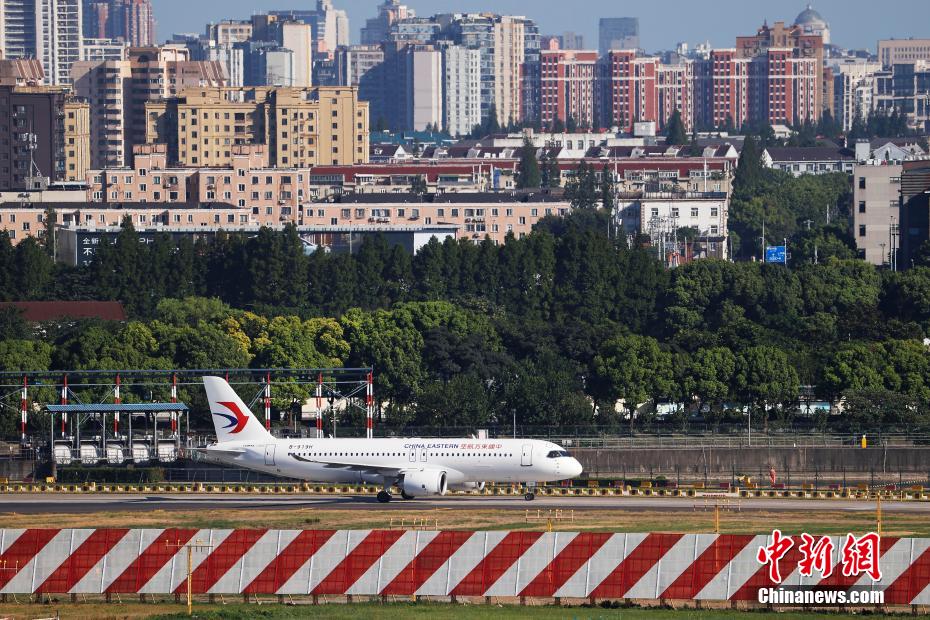 中國(guó)東方航空、7機(jī)目となる國(guó)産大型旅客機(jī)「C919」機(jī)を?qū)?></td></tr><tr><td class=