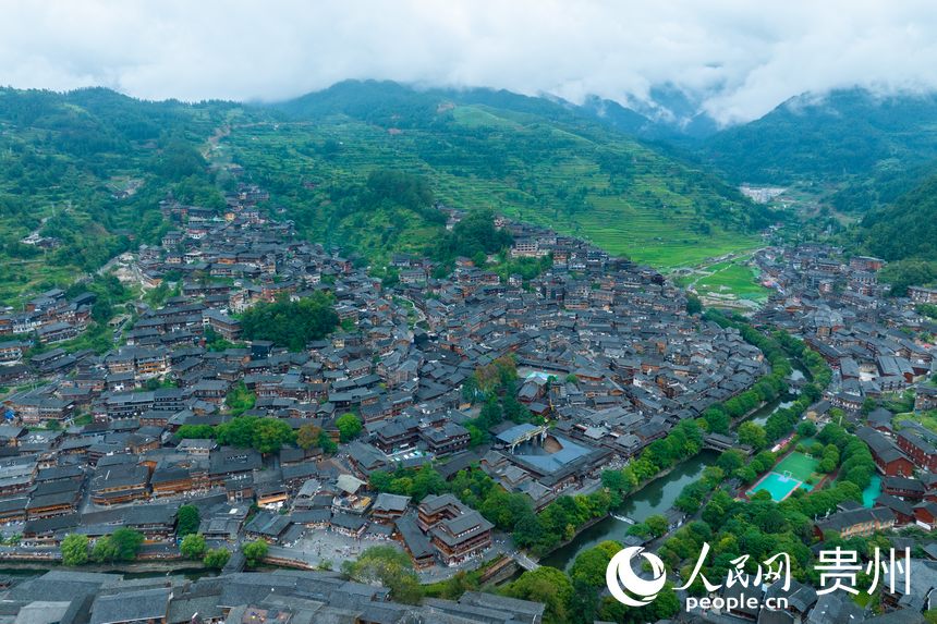 上空から撮影した西江千戸苗寨（撮影?陽(yáng)茜）。