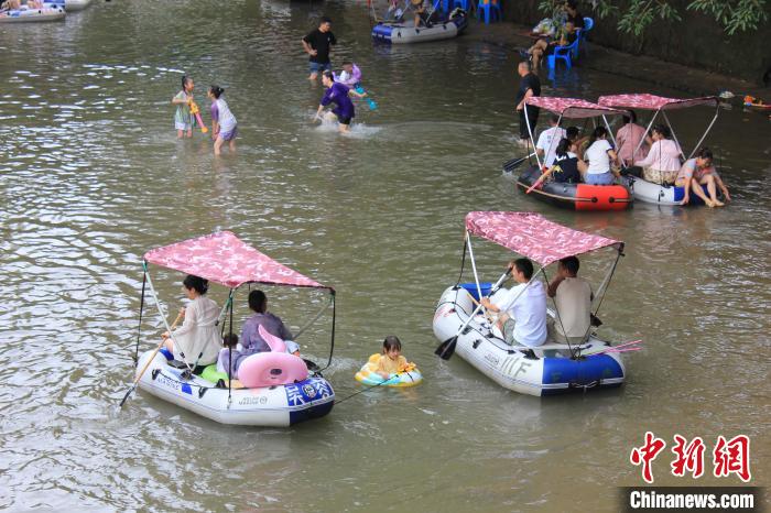 夏の川遊びを満?jiǎn)摔扦胫貞c偏巖古鎮(zhèn)