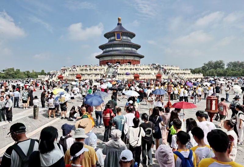 8月4日、蒸し暑い天気が続く北京で、暑さにもかかわらず天壇公園を訪れた観光客。（撮影?王新）