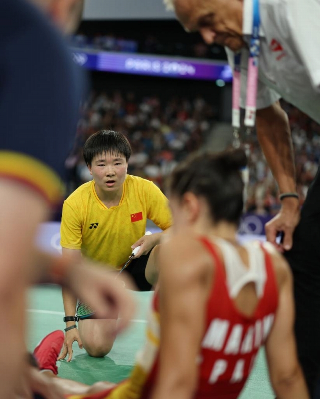 今月4日、右膝を負(fù)傷してしまったスペインのマリン選手（寫真手前）を心配そうに見つめる中國の何氷嬌選手（撮影?賈浩成）。