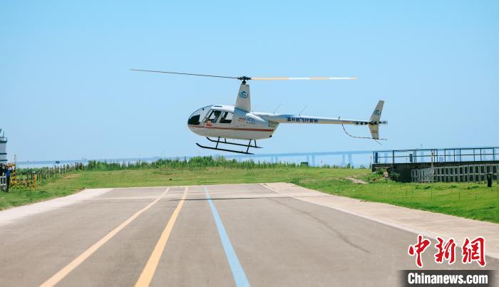 観光客を乗せたヘリコプター遊覧。（寫真提供は航空飛行キャンプの責任者の徐意さん）