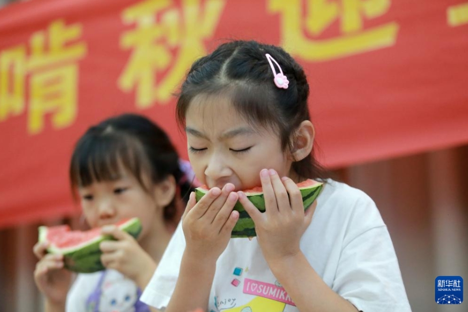 立秋にスイカを食べる風(fēng)習(xí)「啃秋」