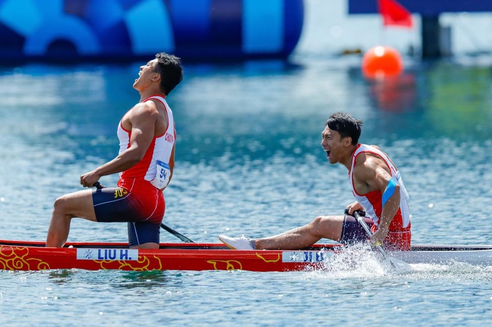 レースを制して喜ぶ中國の劉浩選手（寫真左）と季博文選手（8月8日撮影?沈伯韓）。