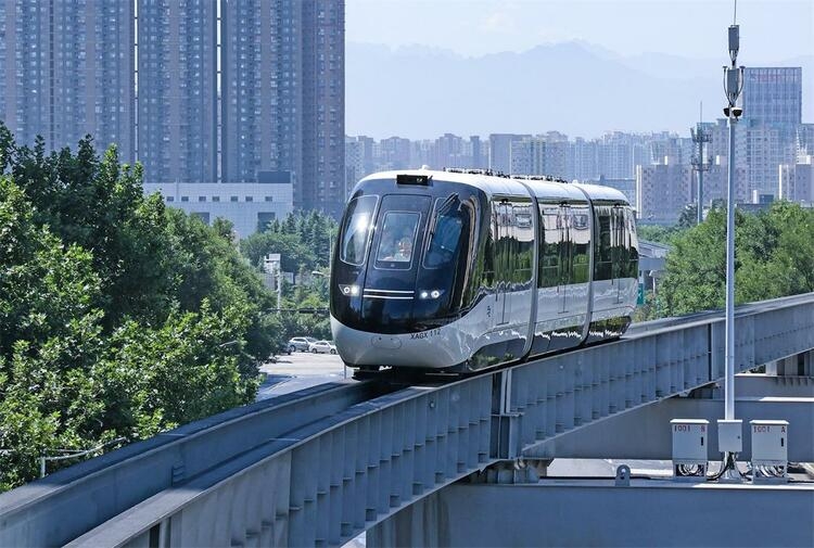 丈八四路駅付近を走行する「雲(yún)巴」。