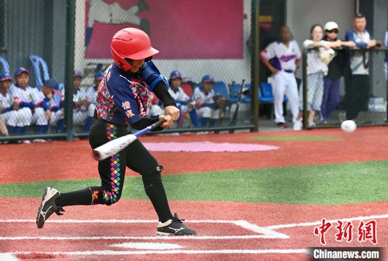 野球の試合でボールを追いかける臺東紅葉小學(xué)校の野球チームのメンバー（撮影?王東明）。