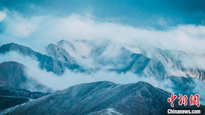 雪に覆われた山の峰（寫真提供?都蘭県融メディアセンター）。