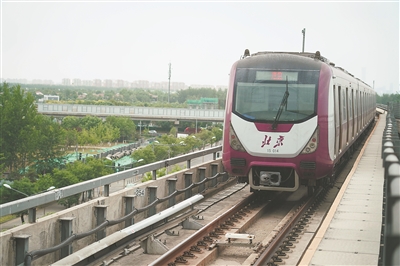 孫河駅に停車しようとする北京地下鉄15號線の列車。撮影?任超