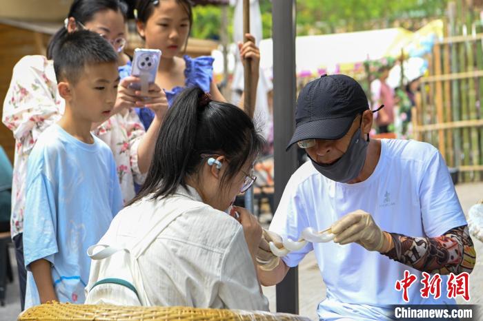 夏の観光で人気高まる官渡古鎮(zhèn)　雲(yún)南省昆明