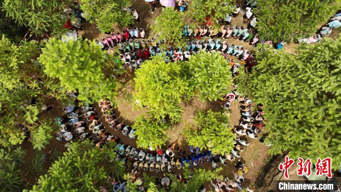 山頂で行われる伝統(tǒng)的な少數(shù)民族の祭り「爬坡節(jié)」　貴州省丹寨