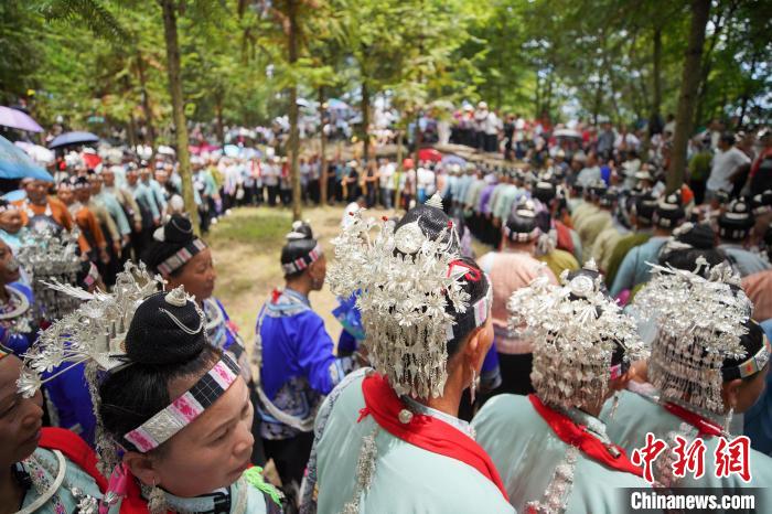 山頂で行われる伝統(tǒng)的な少數(shù)民族の祭り「爬坡節(jié)」　貴州省丹寨