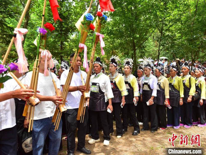 山頂で行われる伝統(tǒng)的な少數(shù)民族の祭り「爬坡節(jié)」　貴州省丹寨