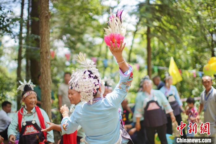 山頂で行われる伝統(tǒng)的な少數(shù)民族の祭り「爬坡節(jié)」　貴州省丹寨