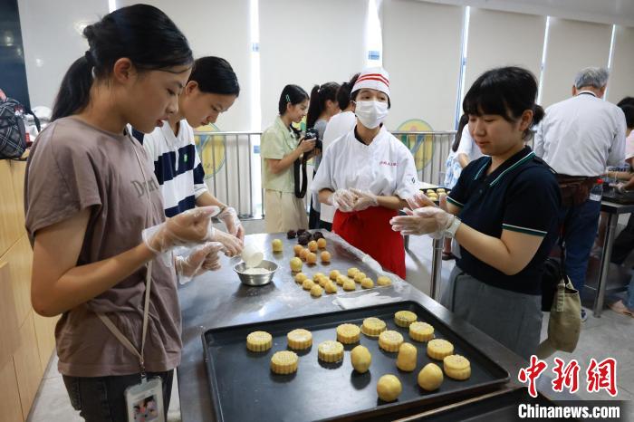 日本の學生が月餅作りを通じて中國伝統(tǒng)文化を體験　広西