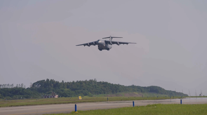 中國空軍がエジプト航空ショーに參加、「運-20」がピラミッド上空を飛行へ