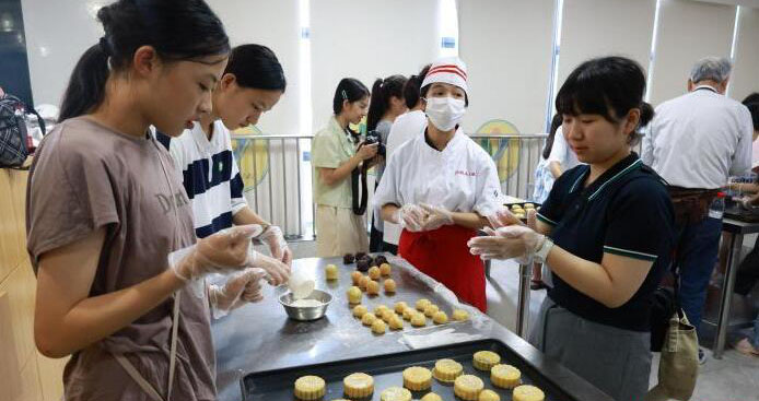 日本の學(xué)生が月餅作りを通じて中國伝統(tǒng)文化を體験