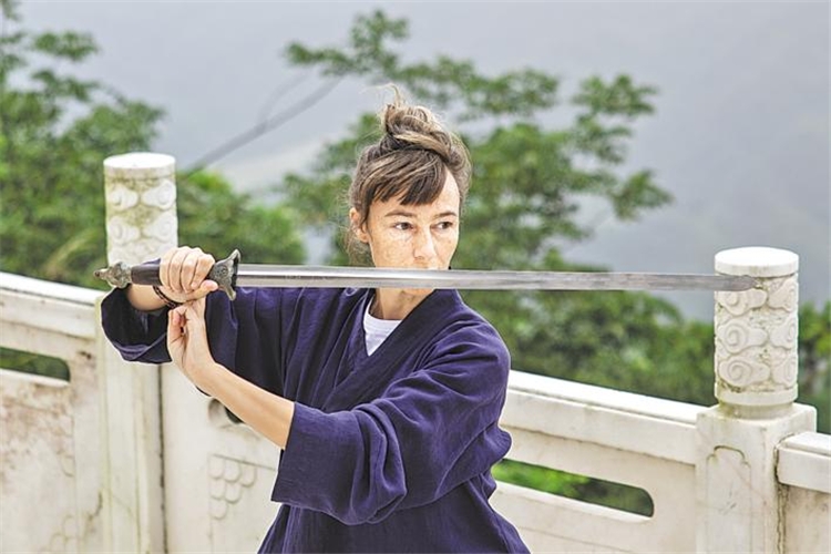 8月10日、白馬山天馬峰で、武當剣法の練習をする英國人のローラさん。