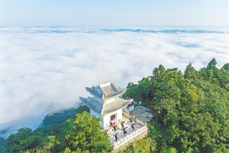 8月19日早朝、白馬山天馬峰の頂上で、朝日に向かってカンフーの練習をする外國人たち。