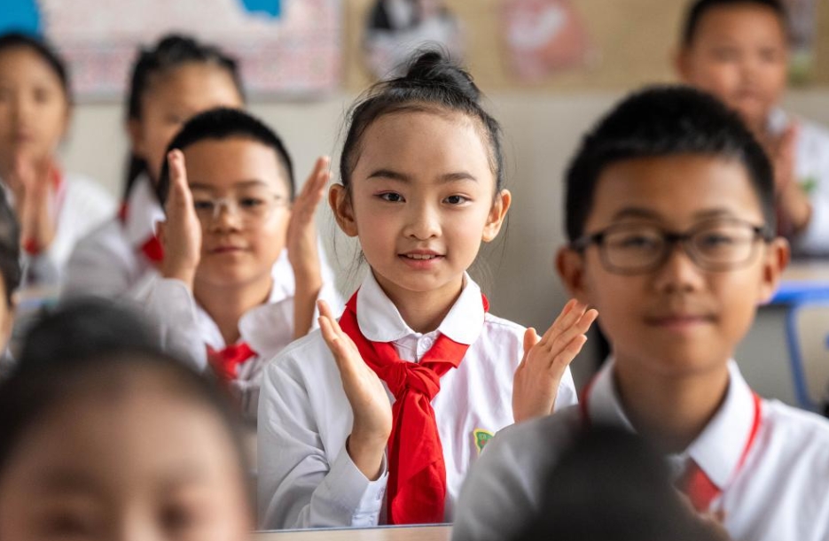 中國?赤道ギニア友好小學(xué)校で、赤道ギニア國立大學(xué)孔子學(xué)院の學(xué)生が録畫した新學(xué)期を祝福するビデオメッセージを視聴して拍手する児童（9月2日撮影?胡超）。