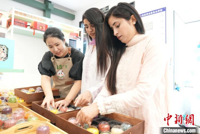 外國(guó)人留學(xué)生が月餅づくりに挑戦　河北省