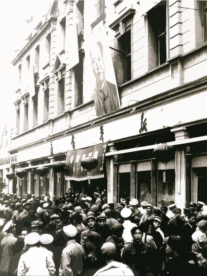 1951年、「毛沢東選集」第一巻を購(gòu)入するために「王府井書(shū)店」の前に集まった人々。