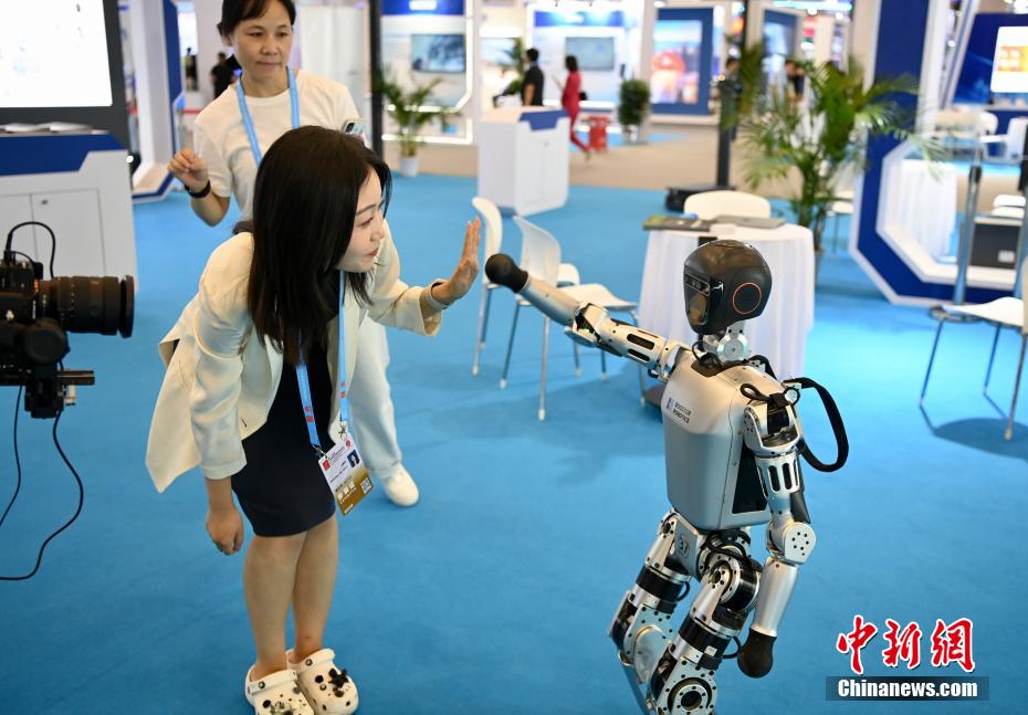 注目を集めるロボットとドローン　中國國際投資貿(mào)易商談會