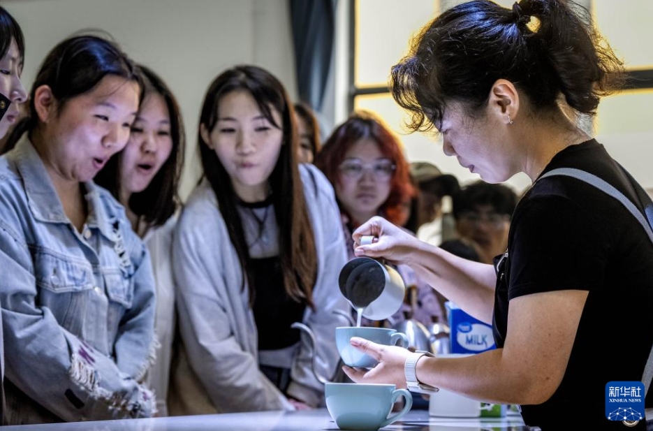 コーヒーを飲むのが授業(yè)！中國初のコーヒー學(xué)科の授業(yè)スタート　雲(yún)南省