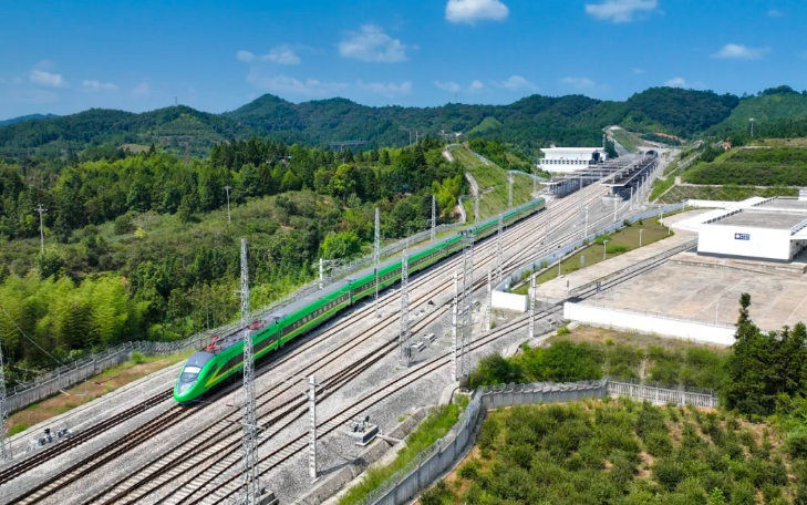 清流駅を出発した「緑巨人」（撮影?張海根）。