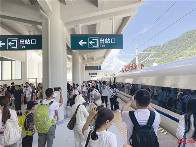 高速列車で到著した観光客で混雑する九寨黃竜駅（寫真提供?西南鉄道）。