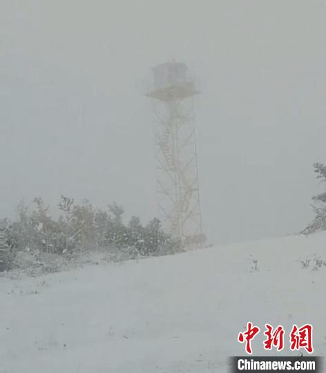 今シーズンの秋初めてとなる雪が観測された「中國一寒い村」と呼ばれる黒竜江省大興安嶺地區(qū)呼中區(qū)（寫真提供?呼中區(qū)黨委員會宣伝部）。