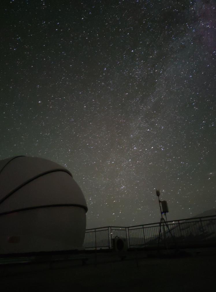 星空の下の塔県衛(wèi)星?地球間レーザー通信地上ステーション。（畫像提供は中國科學院空天情報革新研究院）