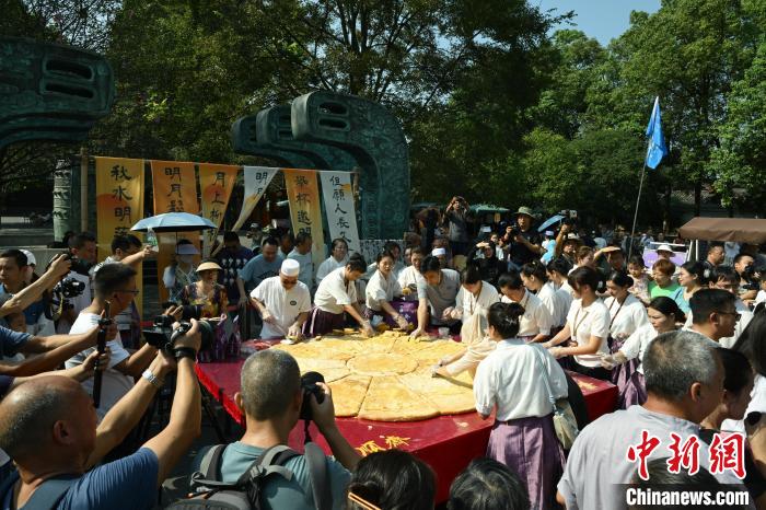 中秋節(jié)に巨大月餅を無料で配るイベント開催　四川省閬中市