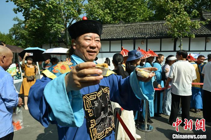 中秋節(jié)に巨大月餅を無料で配るイベント開催　四川省閬中市