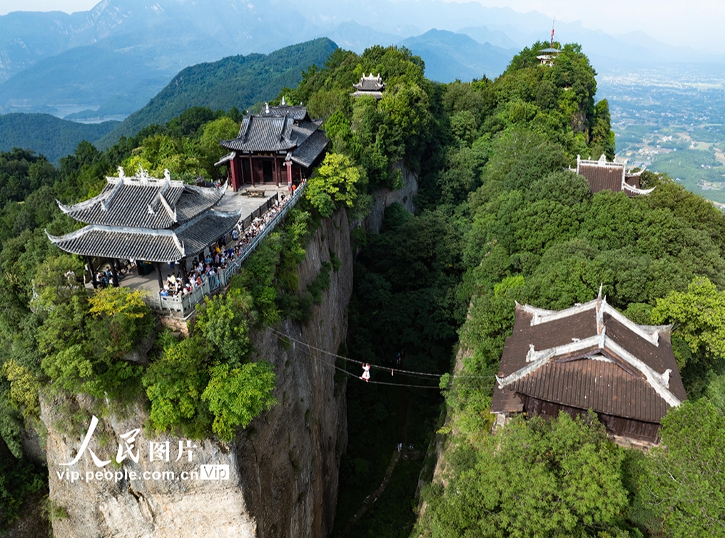 竇圌山でスリル満點(diǎn)の「鉄索飛渡」ショー　四川省綿陽