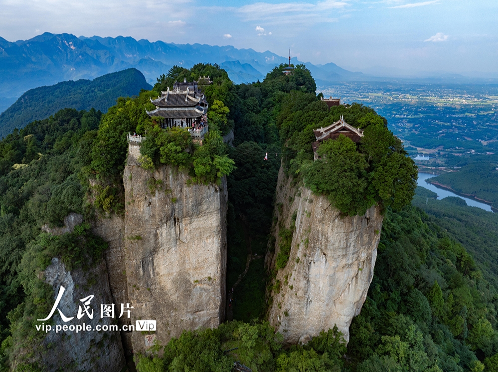 竇圌山でスリル満點(diǎn)の「鉄索飛渡」ショー　四川省綿陽