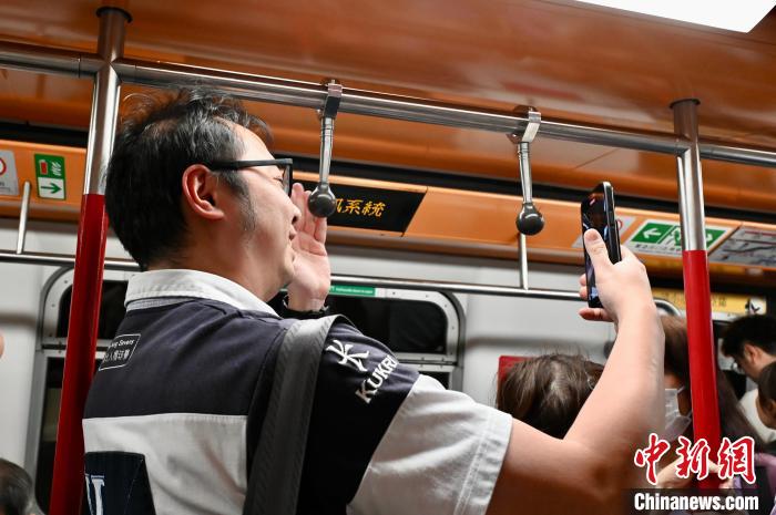 香港地下鉄が45周年を記念する復(fù)刻版レトロ車両を運(yùn)行