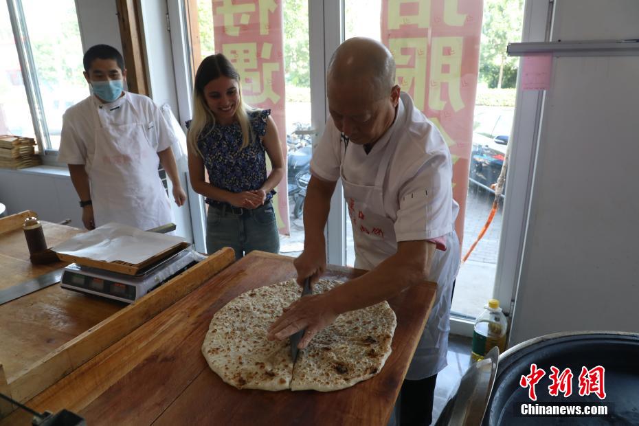 ロシア人留學(xué)生が湖北省で香河肉餅作りを體験