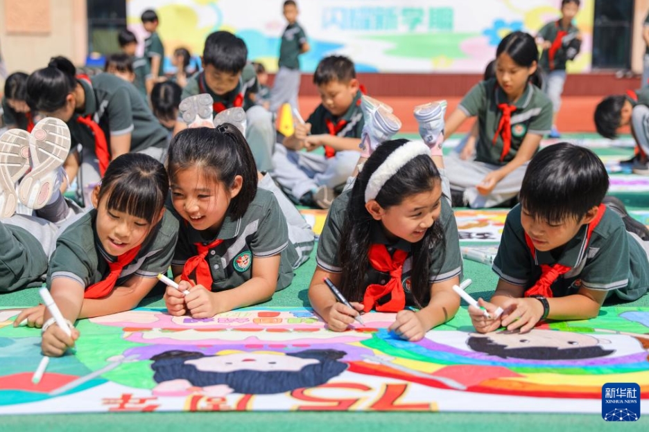 中國各地の幼稚園や學校で國慶節(jié)を祝う行事