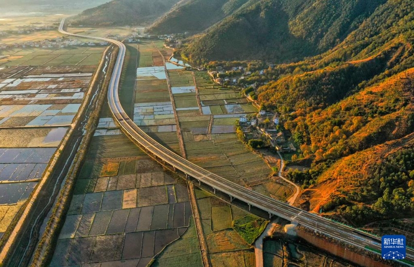 雲(yún)南省の華麗高速道路が全線開通　麗江と攀枝花を繋ぐ初の高速道路