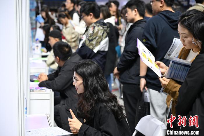 合同就職面接會で雇用機関に問い合わせをする大學生（撮影?田雨昊）。