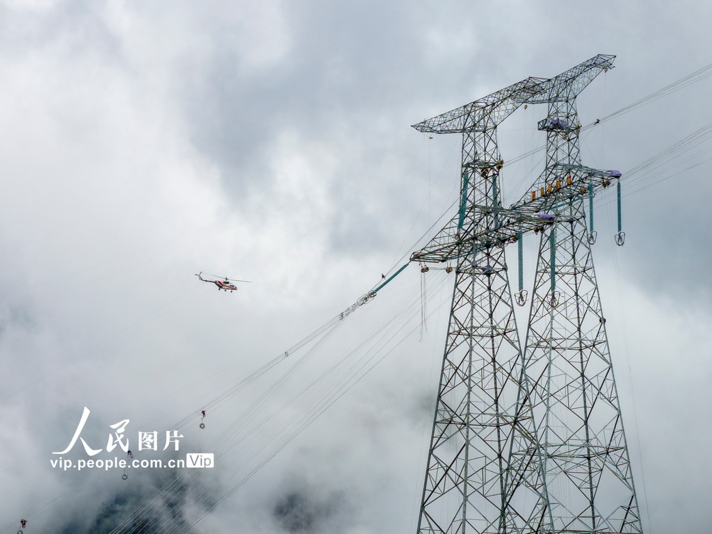 地上800メートルの高所で作業(yè)！四川-重慶超高圧送電線建設(shè)プロジェクト