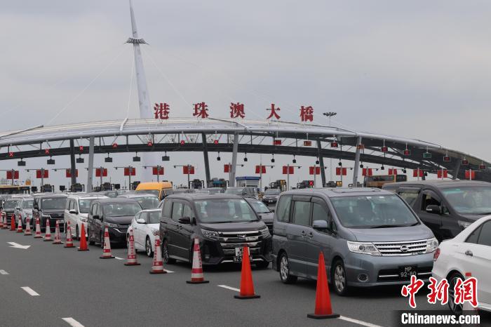 港珠澳大橋を通って広東省に向かう香港と澳門特區(qū)のナンバープレートを付けた車両（撮影?王相國(guó)）。