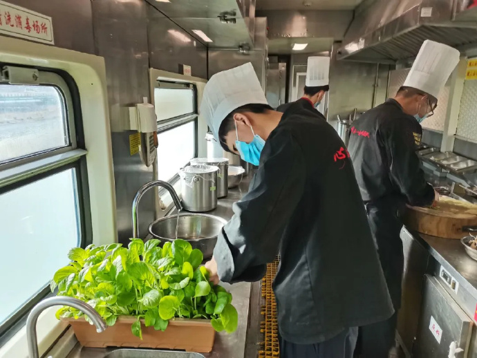 食堂車で「採れたて野菜をその場で調(diào)理」サービスを開始