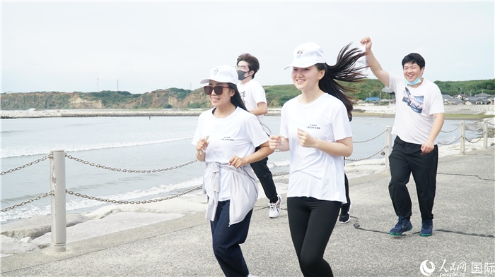 海岸線沿いを走る中日の青年たち（撮影?蔣暁辰）。