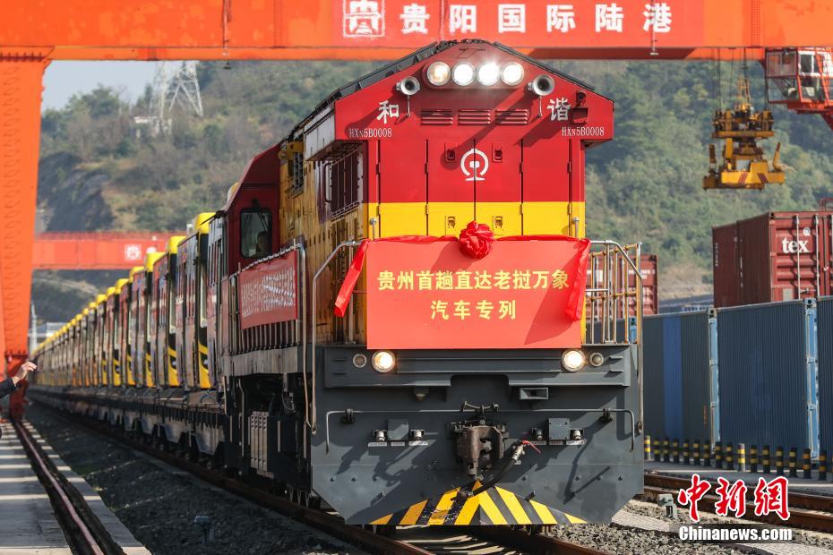 自動車輸送専用貨物列車（撮影?瞿宏倫）。