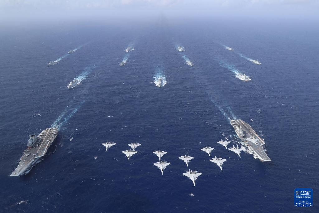 10月下旬、中國(guó)海軍の「遼寧」艦隊(duì)は遠(yuǎn)洋での実戦的訓(xùn)練を?qū)g施した。その間、「山東」艦隊(duì)との両空母艦隊(duì)による初の合同訓(xùn)練も実施した。（撮影?陳夢(mèng)曦）