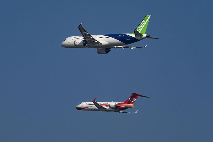 飛行ショーを行うARJ21とC919（撮影?徐炳南）。