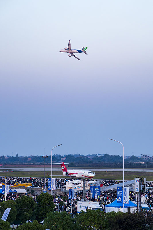 飛行ショーを行うARJ21とC919（撮影?徐炳南）。